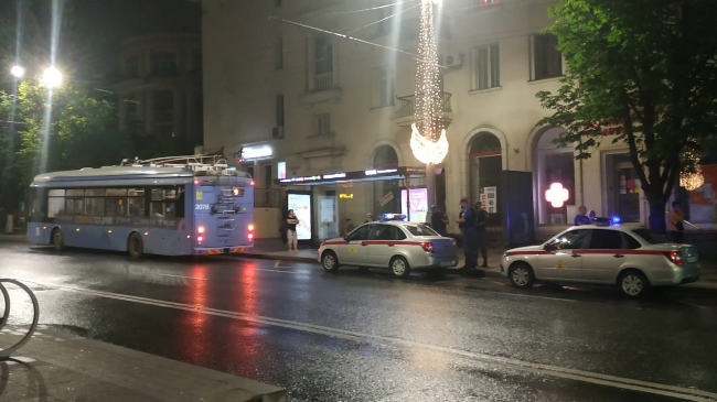 В Севастополе сотрудники вневедомственной охраны задержали дебошира в троллейбусе.