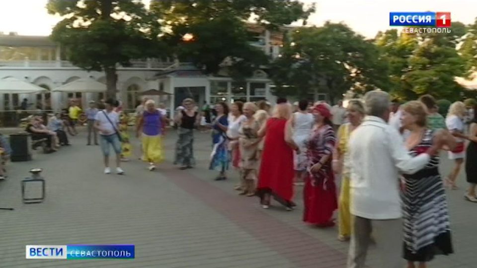 танцы на Приморском бульваре в Севастополе