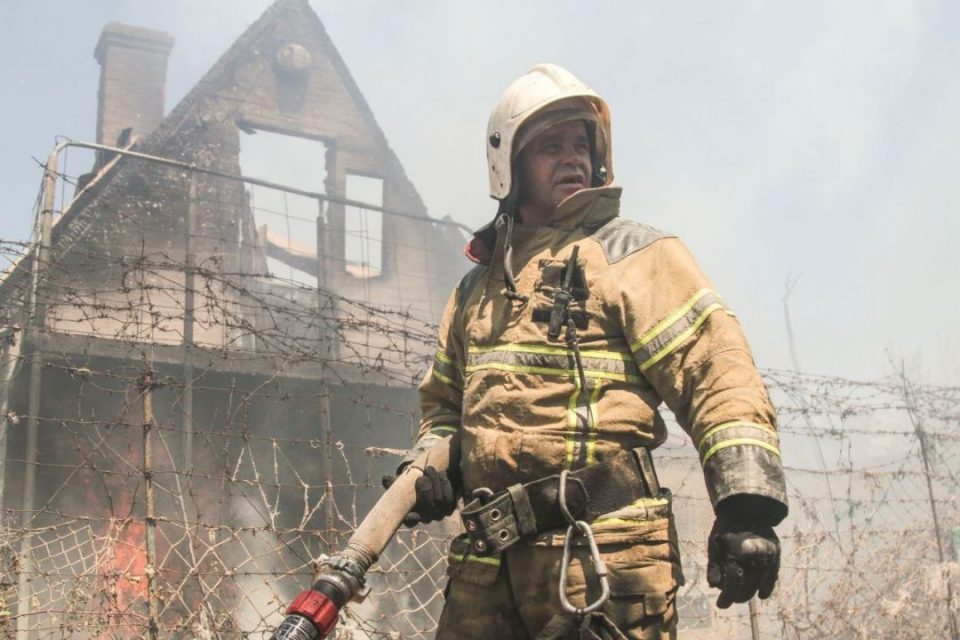 В Балаклавском районе в садовом товариществе «Медик-88» загорелся жилой дом.