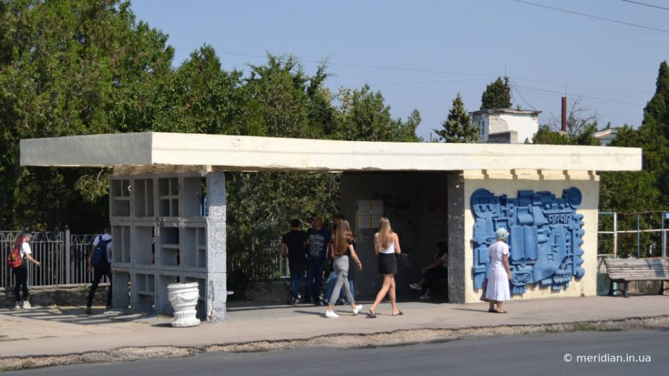 Барельеф на остановке по улице Галины Петровой в Севастополе