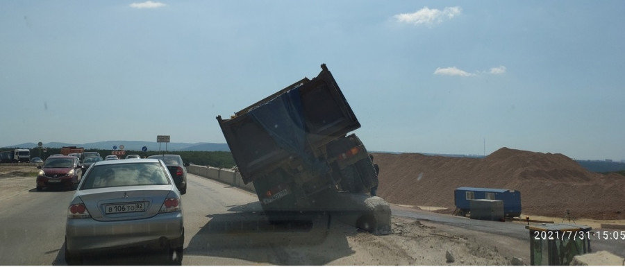 Под Севастополем грузовик взлетел на бетонные блоки на строящейся трассе «Таврида»