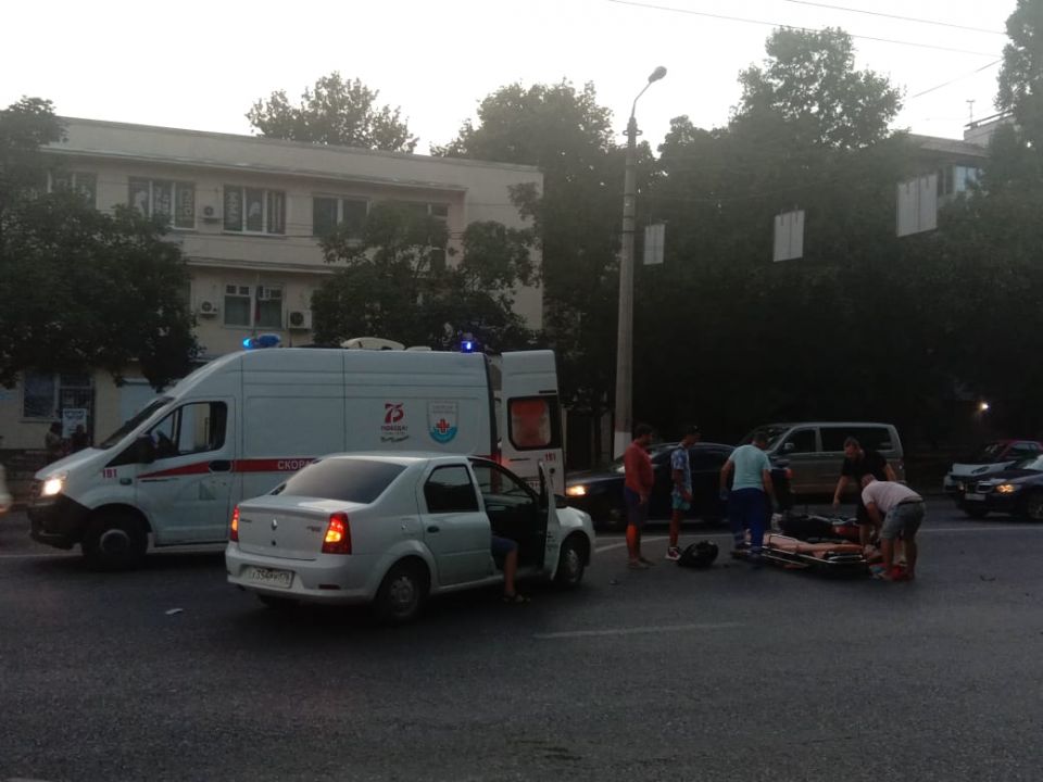 Мотоцикл попал под колеса иномарки на проспекте Острякова в Севастополе