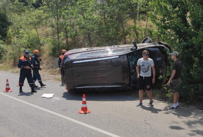 В Севастополе из-за взрыва колеса перевернулся автомобил