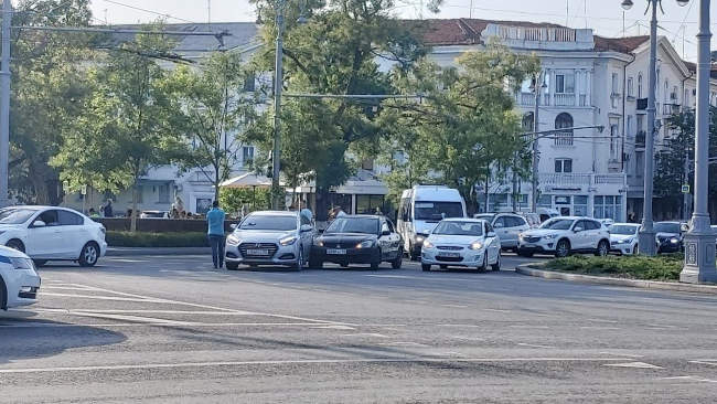 На площади Ушакова в Севастополе произошло ДТП с участием легковых автомобилей Hyundai и Mitsubishi.