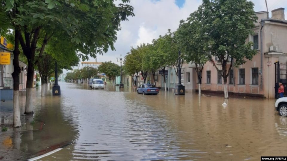 Центральные улицы Керчи затопило водой