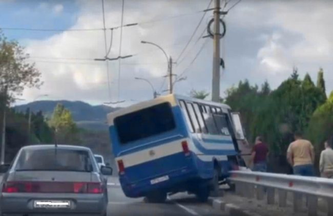 автобус, следовавший по маршруту «Ялта – Евпатория», у села Верхняя Кутузовка выехал за пределы проезжей части и столкнулся с ограждением