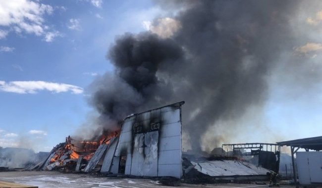 Днём 6 сентября в оперативные службы Севастополя от очевидцев поступило сообщение, что в районе Камышового шоссе загорелось складское помещение.