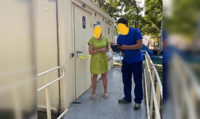 Общественный туалет в Комсомольском парке Севастополя, имеющий неисправность, заблокировал местную жительницу