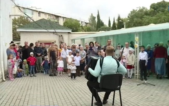 Музыкант Даниил Мазуров поблагодарил жителей Севастополя за помощь в приобретении инструмента