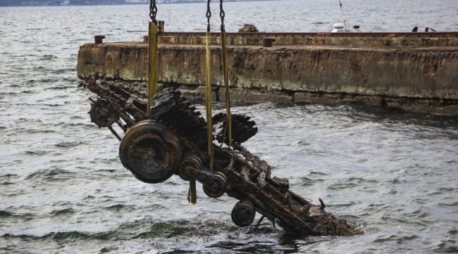 полугусеничный грузовой автомобиль ЗИС-33 подняли со дна Феодосийской бухты