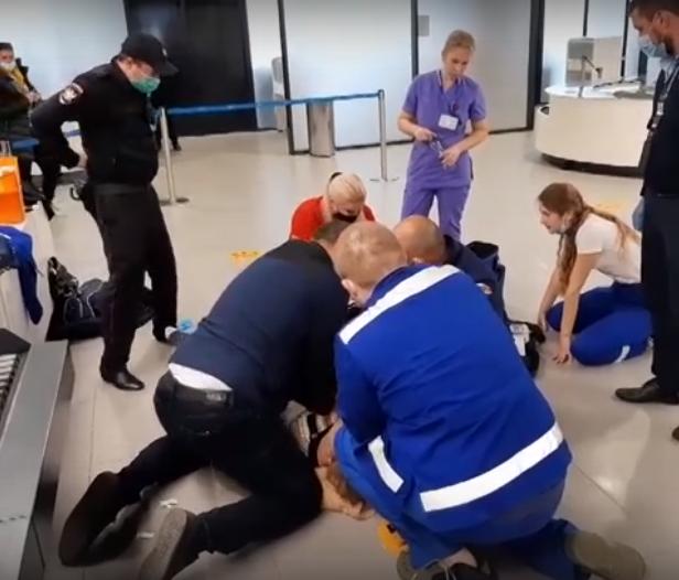 в аэропорту Симферополя при прохождении зоны досмотра у женщины-пассажира произошла внезапная остановка сердца