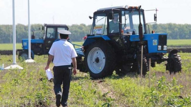 Приставы арестовали два трактора, принадлежащих ООО «СВЗ Агро», за долг в 9 121 581 рубль и 80 копеек