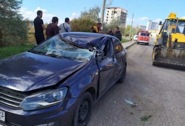Экскаватор раздавил крышу автомобиля в Севастополе