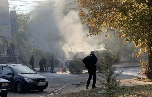 В Севастополе на дороге загорелся автомобиль УАЗ, в народе прозванный «Буханкой»