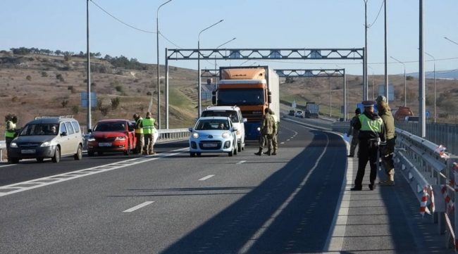 не пропускают в Севастополь через блокпосты на дорогах