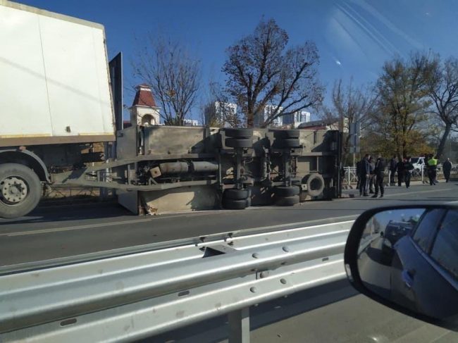В воскресенье, 31 октября, в Симферополе у грузовика перевернулся прицеп