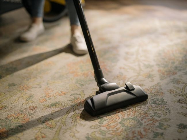 Убрать быстро дом или офис помогает бытовая техника, в частности, пылесос