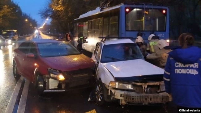В среду утром, 3 ноября, в Симферополе по ул. Киевской произошло дорожно-транспортное происшествие с участием двух легковых автомобилей и троллейбуса. По предварительной информации, есть пострадавшие