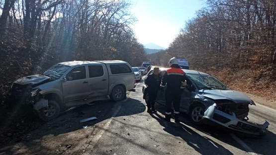 на автодороге «Судак-Грушевка» в районе перевала «Эльбузлы», произошло дорожно-транспортное происшествие с участием трех легковых автомобилей