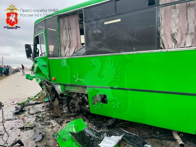 Пострадавшие пассажиры автобуса, попавшего в ДТП под Севастополем