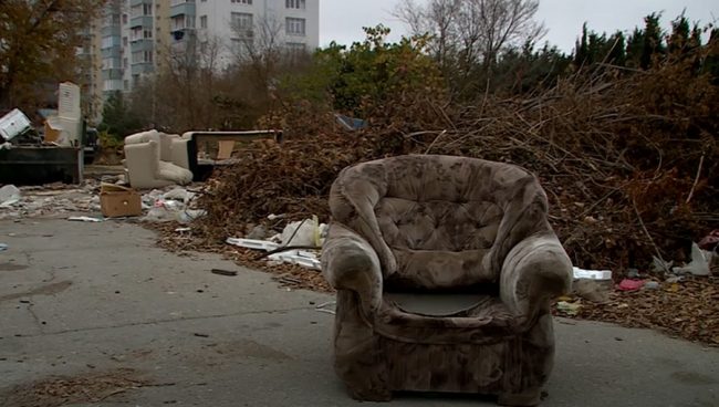 Свалка строительных отходов и старой мебели разрослась на улице Парковой в Севастополе