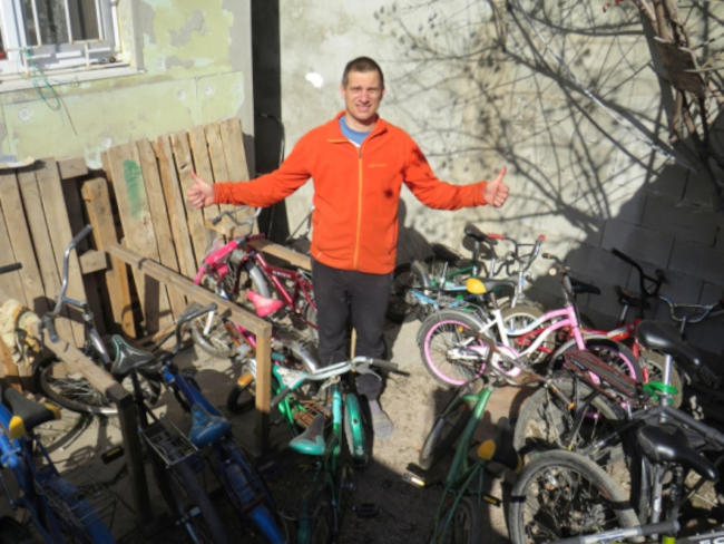Симферополец Андрей Бобров ремонтирует и передает велосипеды детям из малообеспеченных семей. К благотворительному проекту «ВелоДобро» он подключился в ноябре прошлого года