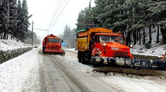 в Крыму чистят снег на дорогах