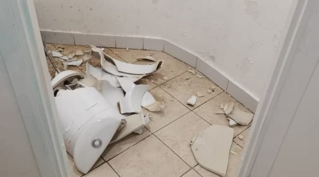 вандалы разгромили туалет в Пионерском парке Ялты