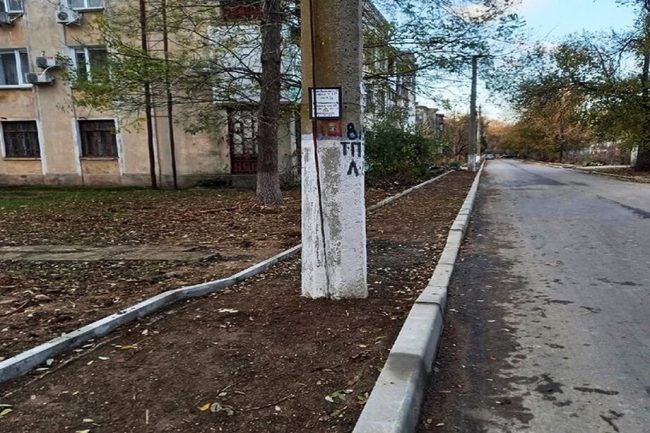 В Керчи при ремонте дороги и прилегающей к ней территории рабочие обустроили новый тротуар, который стал полосой препятствий для пешеходов.