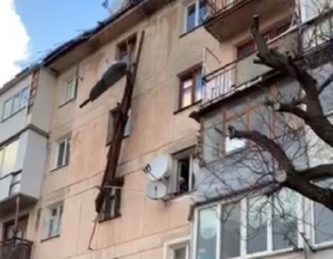 В Севастополе оторвалась часть крыши дома №31 на улице Горпищенко