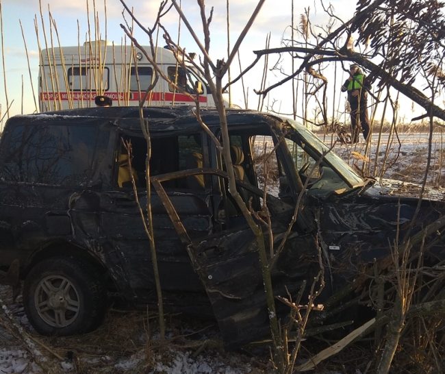 водитель легкового автомобиля «УАЗ» во время движения допустил съезд транспортного средства за пределы дорожного полотна и совершил столкновение с деревом