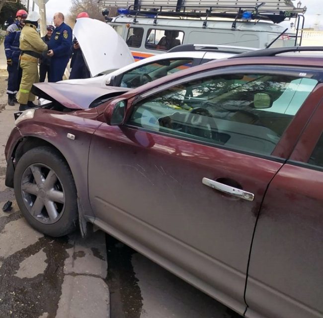 в городе Феодосия на автомобильной дороге по улице Гарнаева произошло ДТП с участием двух автомобилей – лобовое столкновение двух легковых автомобилей Nissan Murano и Renault Sandero