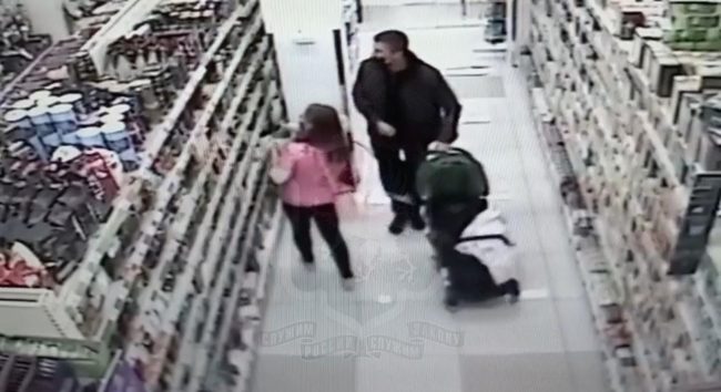Севастопольские полицейские задержали семейную пару, промышлявшую кражами в супермаркетах. Для транспортировки похищенного товара парочка использовала детскую коляску.