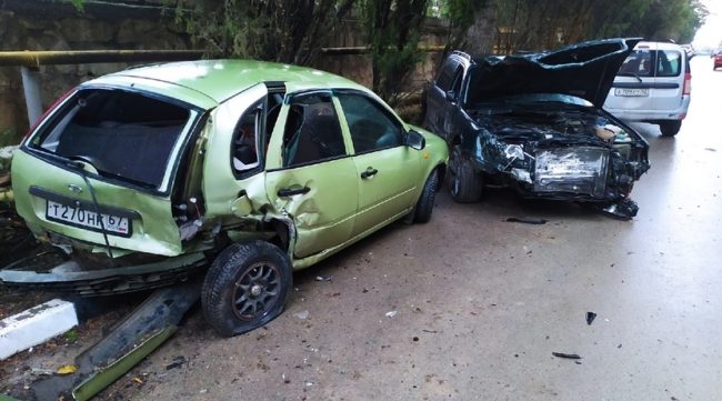 разбил припаркованную «Калину» и скрылся с места аварии в Севастополе