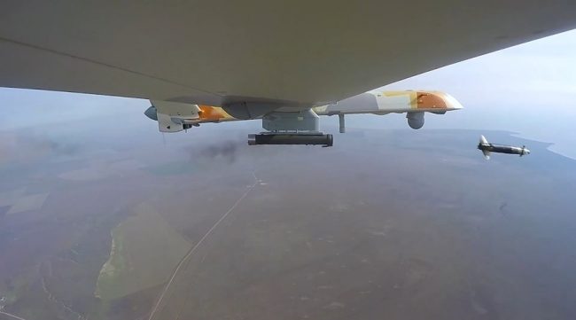 Военные провели испытания новейшего ударного беспилотного летательного аппарата (БЛА) «Орион» в небе над Крымом. Как сообщили в минобороны РФ, во время испытания беспилотник поразил наземные и воздушные цели.