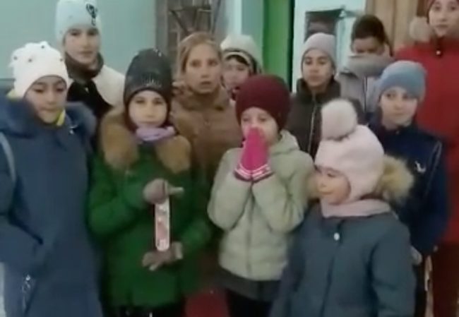 Дети замерзают в неотапливаемом школьном спортзале в Крыму