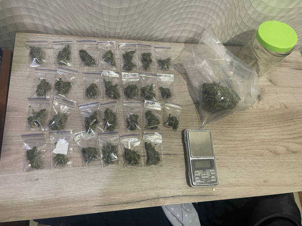 В Ялте полицейские изъяли у местной жительницы 28 пакетов с марихуаной