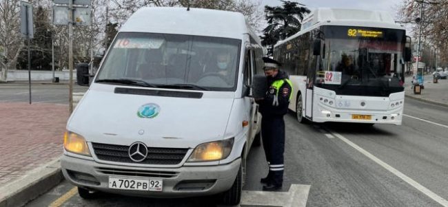 В Севастополе в рамках профилактического мероприятия автоинспекторы проверили 42 городских автобусов, в том числе два автомобиля такси