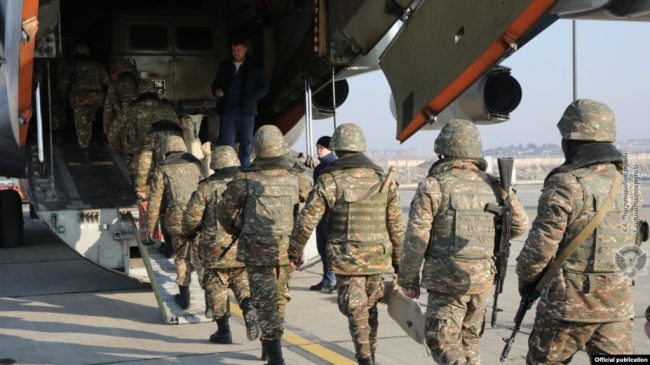 Армянские солдаты садятся в военно-транспортный самолет, направляющийся в Казахстан