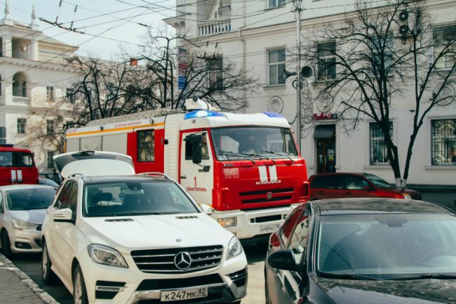 пожарные просят жителей города не загромождать проезды во дворах