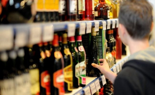 суд приговорил продавца к исправительным работам за реализацию алкоголя подростку