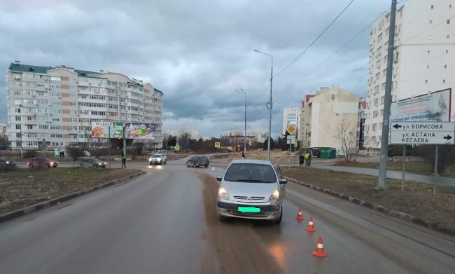 67-летний водитель «Ситроена», проезжая дорожное закругление во время движения по Столетовскому проспекту, без видимых причин уехал на встречную полосу, где врезался в «Опель»