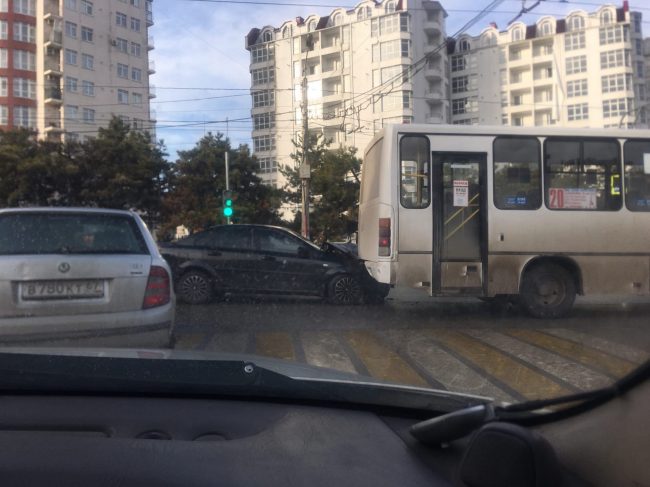 В Севастополе из-за ДТП затруднено движение по проспекту Генерала Острякова