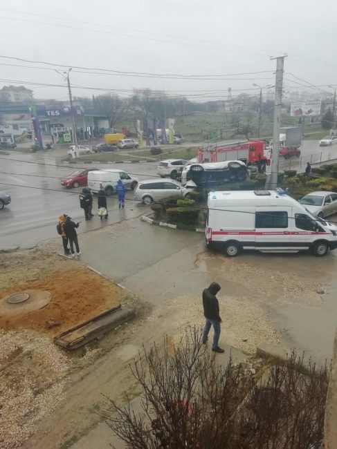 В Севастополе на улице Пожарова произошло дорожно-транспортное происшествие, вследствие которого один из автомобилей перевернулся.