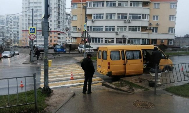 Подросток попал под колёса микроавтобуса на перекрёстке улиц Степаняна – Рыбацкий причал – Фадеева в Севастополе