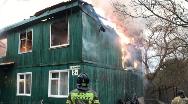 На пожаре в деревянном многоквартирном доме в Инкермане
