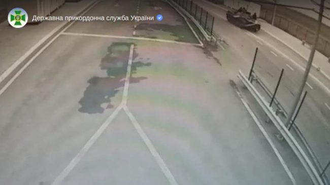 Госпогранслужба Украины опубликовала видео движения российской военной техники из Крыма на материковую часть Украины