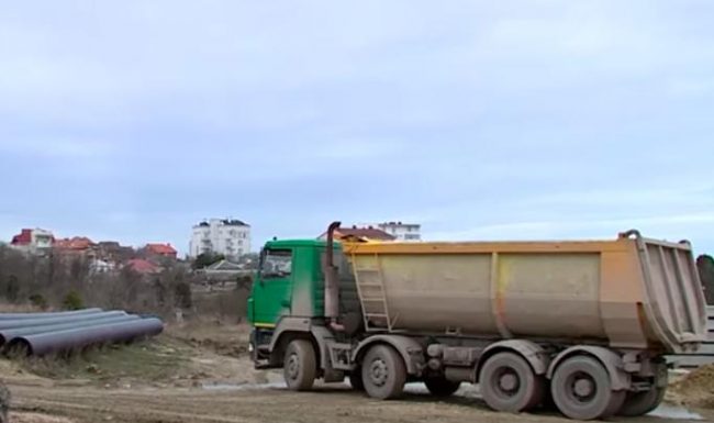 Старое городское кладбище в центре Севастополя превратили в свалку строительного мусора