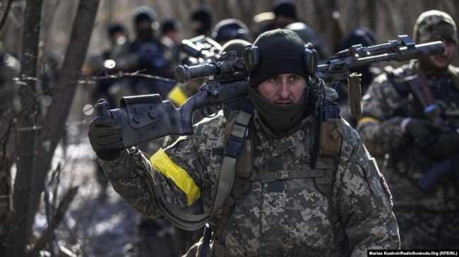 Украинские военные во время операции по освобождению населенного пункта в Киевской области