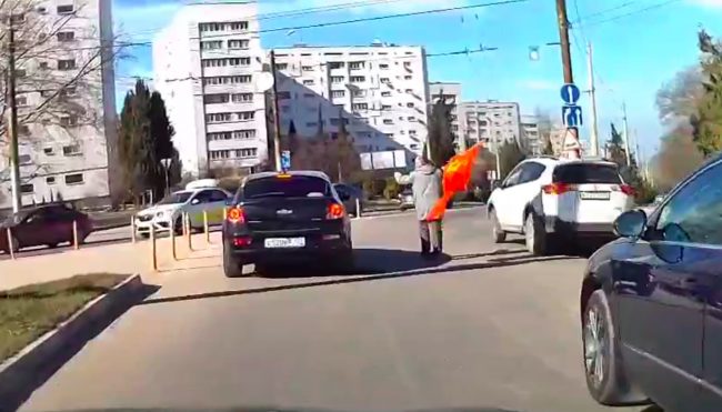 Мужчина с красным флагом маршировал по проезжей части в Севастополе
